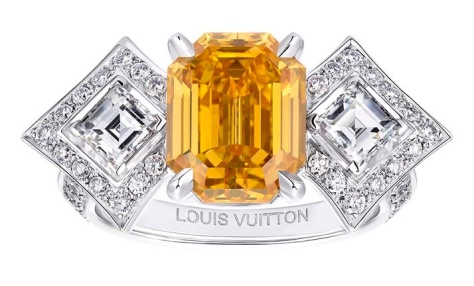 Pierścień Louis Vuitton w stylu Art Deco z centralnym pomarańczowo-żółtym diamentem otoczonym diamentami w szlifach szmaragdowym i brylantowym. Źródło: Louis Vuitton