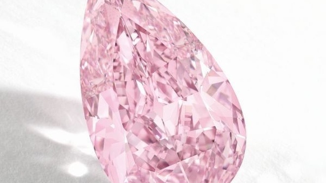 8,41-karatowy różowo-fioletowy diament bez skazy ma szansę pobić rekord sprzedaży jakiegokolwiek kamienia szlachetnego 7 października 2014 roku na aukcji Sotheby's w Hong Kongu